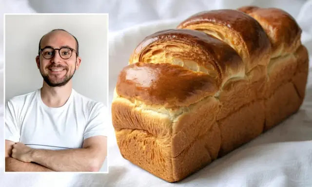 Un homme souriant à côté d'une brioche dorée. La cuisson de cette brioche, avec ou sans chaleur tournante, a donné un résultat parfait.