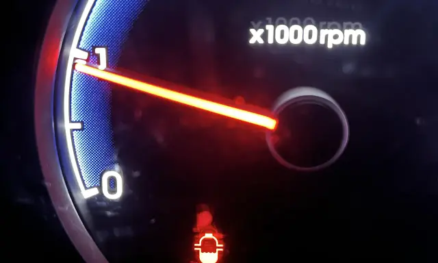 Kontrolka EPS świeci się na desce rozdzielczej Hyundaia i30, wskazując problem z układem wspomagania kierownicy.