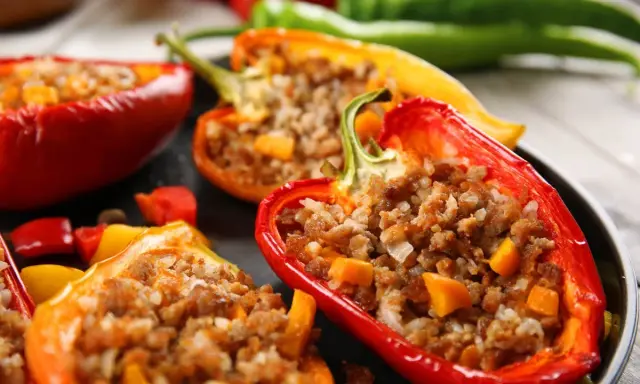 Peperoni ripieni senza carne, un piatto colorato e gustoso. Ripieno di riso e verdure, un'esplosione di sapori.