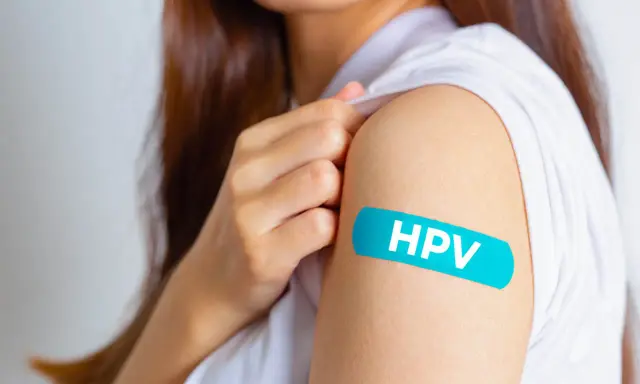 Ramię z plastrem z napisem HPV. Po szczepieniu mam HPV, co z seksem? Bezpieczeństwo przede wszystkim.