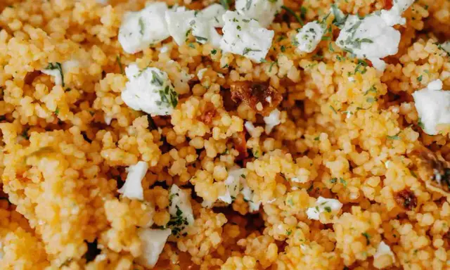 Couscous aux morceaux de feta et herbes. La différence semoule et couscous est subtile, mais ici, le couscous est prêt à être dégusté.