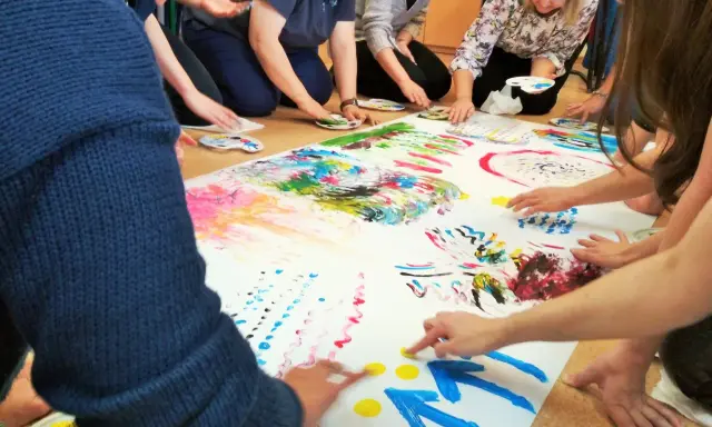 Zajęcia z arteterapii dla dorosłych - odkryj korzyści i techniki terapeutyczne
