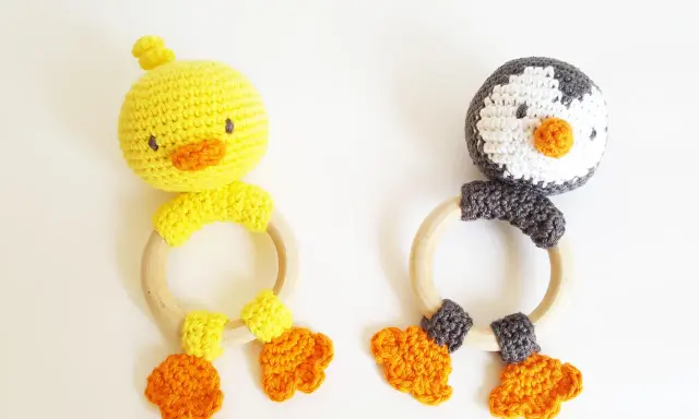 Sonajeros amigurumi de patito y pingüino, perfectos para las manitas de los peques.