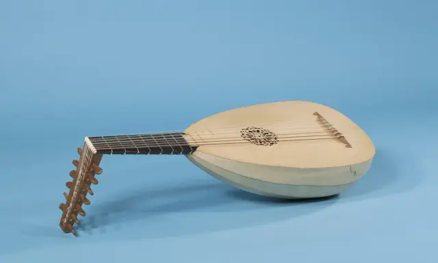 Un bel instrument de musique ancien, un luth, avec sa caisse de résonance bombée et son manche orné de chevilles.