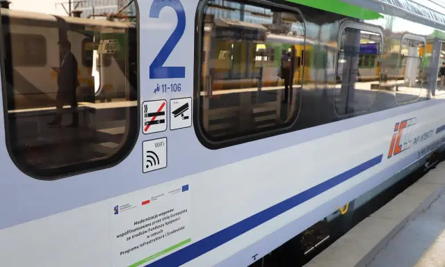 Na wagonie PKP Intercity widnieje symbol zakazu palenia, a nie piwa. Podróżni mogą korzystać z WiFi.