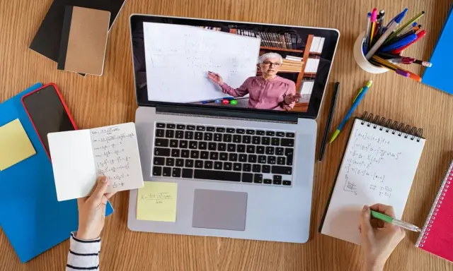 Na czym polega nauczanie hybrydowe w szkole i jak może zmienić edukację?