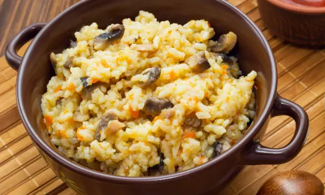 Pyszne risotto z grzybami i marchewką. Idealne jakie przyprawy do risotto? Sól, pieprz, czosnek i zioła.