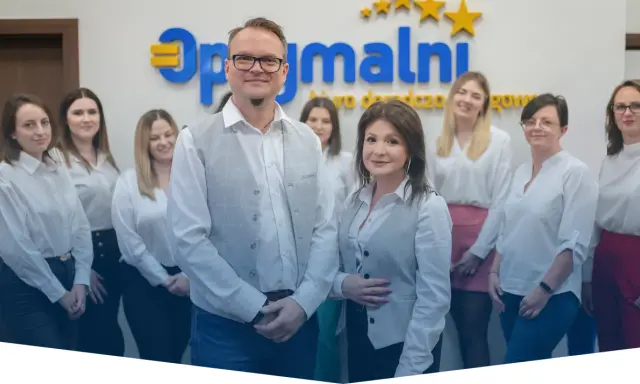 Zespół uśmiechniętych doradców podatkowych w białych koszulach przed logo firmy.