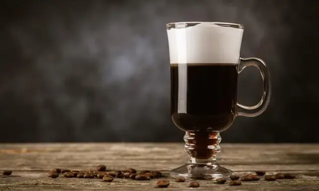 Irish Coffee: Przepis mistrza i triki, by smakowała jak z Dublina.