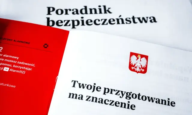 Poradnik bezpieczeństwa z numerem alarmowym 112. Zasada 3 dni przypomina o przygotowaniu na wypadek sytuacji kryzysowych.