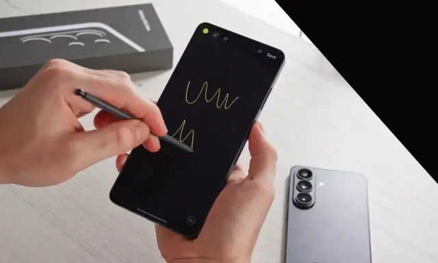 Rysowanie na ekranie nowego Samsunga Galaxy S26 za pomocą rysika. Obok leży drugi telefon.