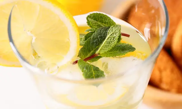Erfrischende selbstgemachte Limonade mit Zitronenscheiben und Minze. Perfekt zum **Limonade selber machen** an heißen Tagen.