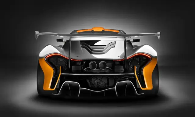 Das Heck des McLaren P1, mit seinen leuchtend orangen Akzenten und dem markanten Flügel, strahlt pure Kraft aus.