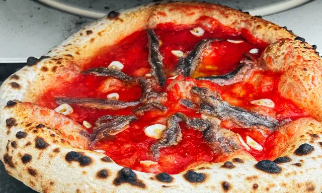 Pizza Marinara mit Sardellen und Knoblauch, ein einfaches, aber köstliches Rezept.