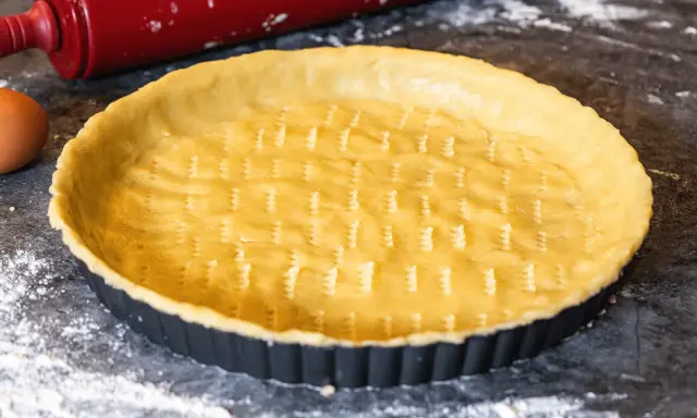 Pâte sablée prête à être cuite dans un moule à tarte. Parfait pour une recette biscuit sablé pour fond de tarte.