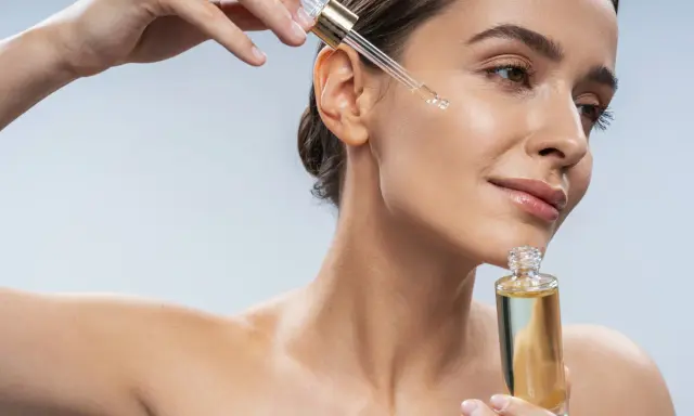 Codzienne serum do twarzy: Kiedy tak, a kiedy STOP? Poradnik