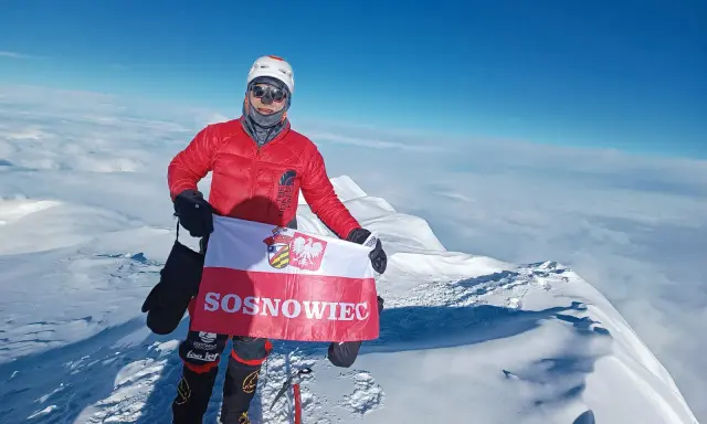 Zdobywca najwyższego szczytu w Ameryce Północnej, Denali, z flagą Sosnowca.