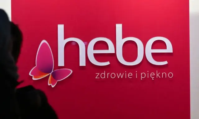 Logo Hebe z motylem na czerwonym tle.