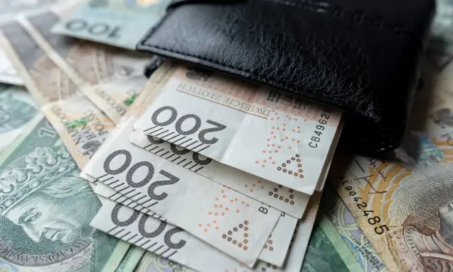 Portfel z banknotami 200 zł. Zastanawiasz się, ile wynosi dodatek do emerytury za warunki szkodliwe?