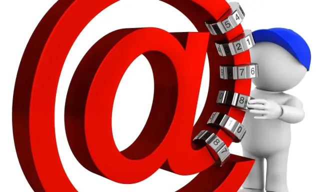 Rotes @-Symbol mit Zahlenschloss, das die Frage aufwirft: ist meine email gehackt? Ein kleiner Mann mit blauer Kappe versucht, das Schloss zu öffnen.