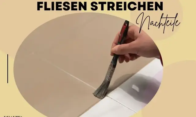 Fliesen streichen Nachteile: Eine Hand streicht mit einem Pinsel über Fliesen. Die Farbe ist hellbraun.