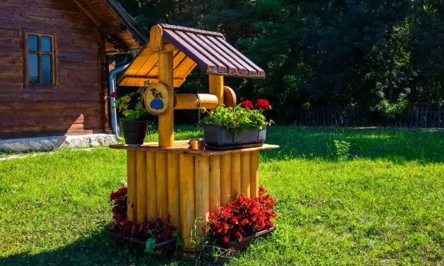 Studnia ogrodowa z drewna DIY: Kompletny poradnik budowy
