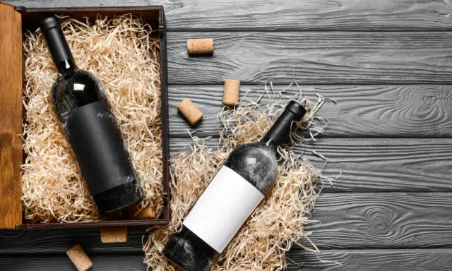 Jak zapakować wino w papier? 3 techniki, które zachwycą!