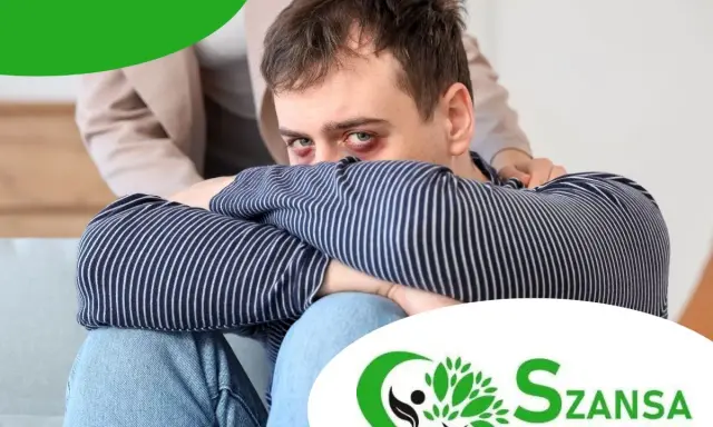 Mężczyzna z podbitymi oczami, wspierany przez drugą osobę, szuka drogi, jak wyjść z uzależnienia. Logo "Szansa na wolność".