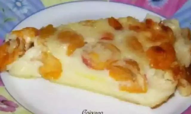 Tranche de clafoutis aux mirabelles alsacienne, dorée et gourmande, sur une assiette décorée.