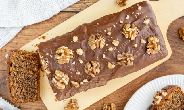 Saftiger Walnusskuchen mit Schokoladenglasur und ganzen Walnüssen. Dieses Rezept für Walnusskuchen ist ein Genuss!
