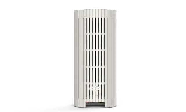 En vit, vertikal router med ribbad design. Styr ditt nätverk enkelt med telia smart wifi app.