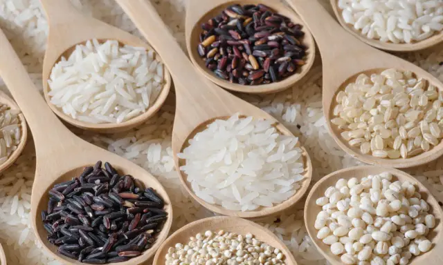 Cucchiaiate di riso per risotti: bianco, nero e integrale. Una selezione di chicchi pronti per creare piatti cremosi e gustosi.