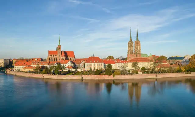 Wrocławskie wyspy i katedry – idealne miejsca, by zobaczyć, co zwiedzić we Wrocławiu. Widok na Ostrów Tumski i rzekę Odrę.