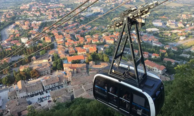 Cabina della funivia sorvola San Marino, offrendo viste panoramiche per indimenticabili san marino tours.
