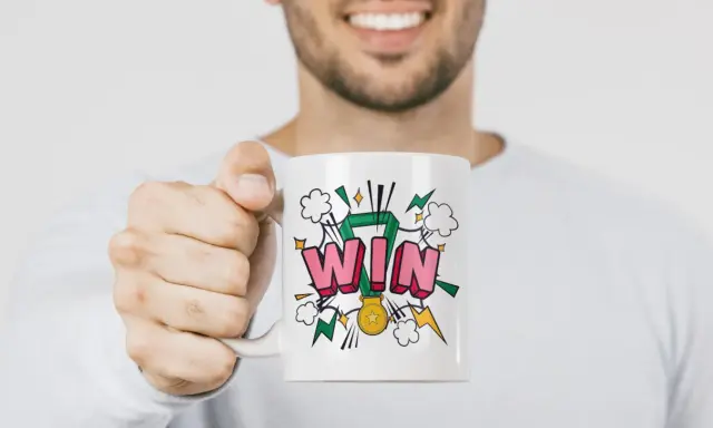 Taza blanca con diseño "WIN" y medalla, ideal para aprender como hacer tazas personalizadas y celebrar victorias.