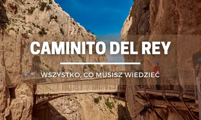 Caminito del Rey, ścieżka króla, wije się wśród skalnych wąwozów. Turyści w kaskach podziwiają widoki.