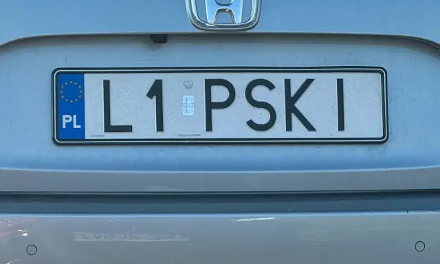 Rejestracja L1 PSKI na samochodzie.