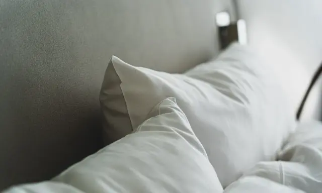 Almohadas blancas sobre una cama, perfectas para unas medidas de almohadas cama 150.