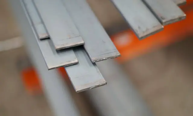 Varias pletinas metálicas apiladas, listas para ser transformadas en estructuras o piezas.
