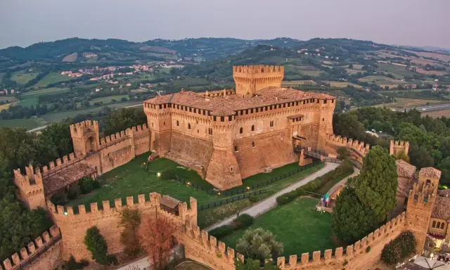 Rocche imponenti e un borgo pittoresco si stagliano tra le colline verdi, un'immagine da cartolina di **Riccione paese**.