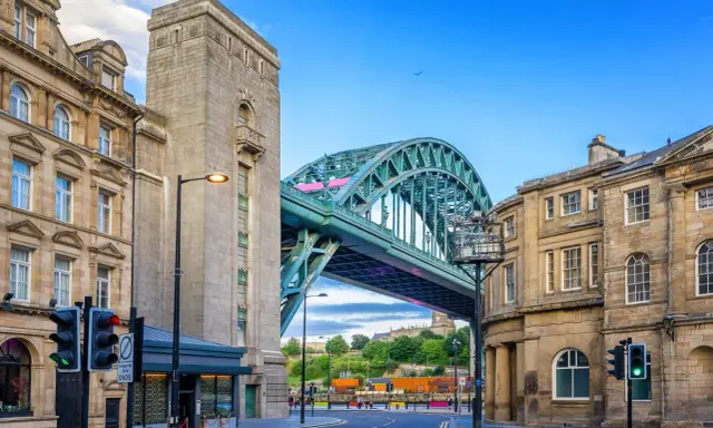 Die Tyne Bridge ragt majestätisch über die Straße in Newcastle upon Tyne.