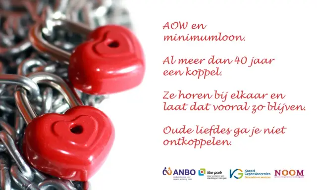 Twee rode hartjes-hangsloten aan een ketting symboliseren de koppeling van AOW en minimumloon. Ze horen bij elkaar, net als oude liefdes.