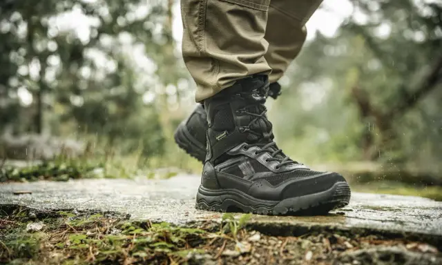Czarne, wysokie buty na wycieczki w góry, z membraną HydroGuard, gotowe na deszczową pogodę i trudny teren.