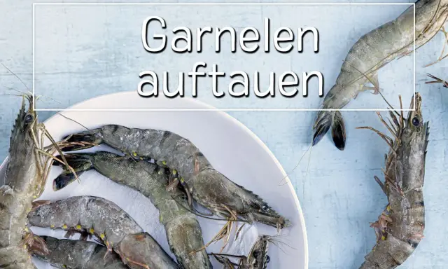 Gefrorene Garnelen auf einem Teller. Erfahren Sie, wie lange Garnelen zum Auftauen brauchen, um sie frisch zuzubereiten.