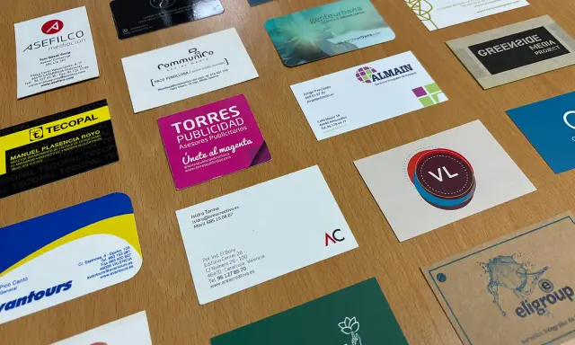 Varias tarjetas de visita de diferentes empresas, con diseños y colores llamativos. Un ejemplo es el papel para tarjetas de visita de "ASEFILCO mediación".