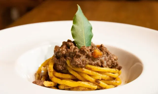 Pasta con ragù di carne, un classico da provare se ti chiedi cosa mangiare a Vicenza.