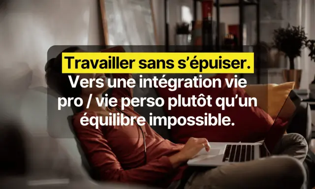 Une personne travaille sur son ordinateur portable, confortablement installée sur un canapé. Le texte suggère une approche pour travailler dans une start up sans s'épuiser.