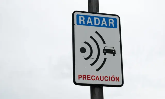 Señal de radar con un coche y ondas, indicando un adelanto de la regla de precaución.