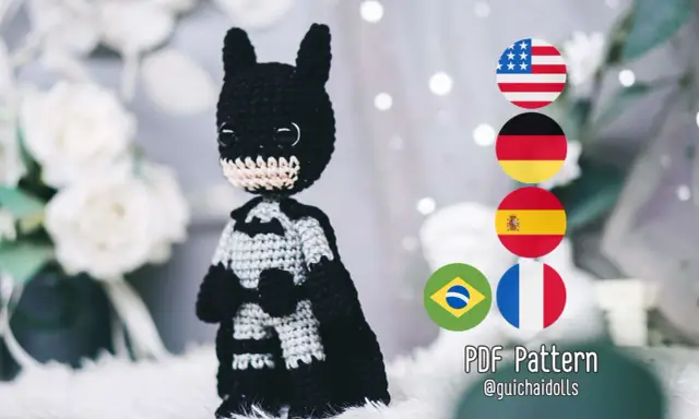 Adorable batman amigurumi con capa y antifaz. Patrón PDF disponible en varios idiomas.