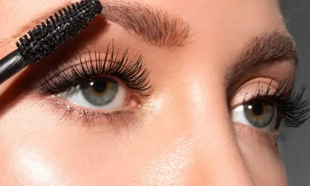 Application de mascara pour une extension de cils différente pose, allongeant et volumisant chaque cil pour un regard intense.